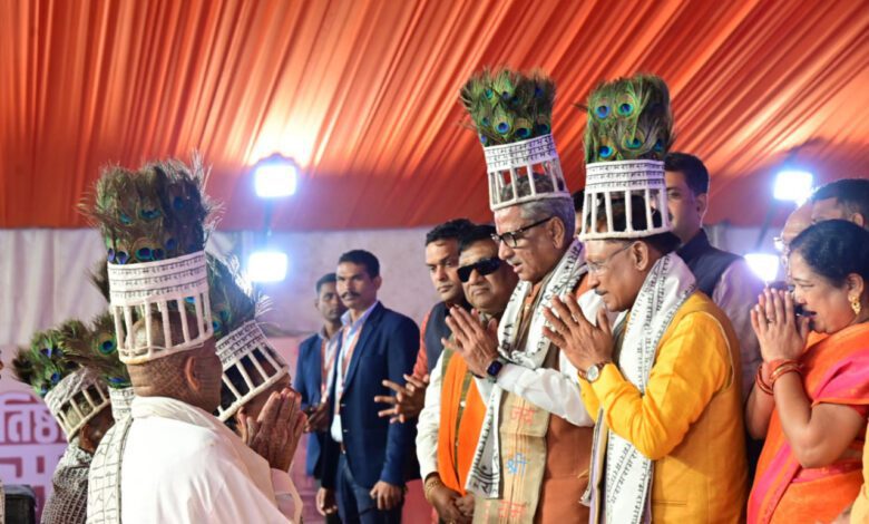 Ramnami Samuday: Representatives of the Ramnami community, who have kept Ramnaam in every part of their body, heart and consciousness, greeted Chief Minister Vishnu Dev Sai by wearing their traditional peacock crown.